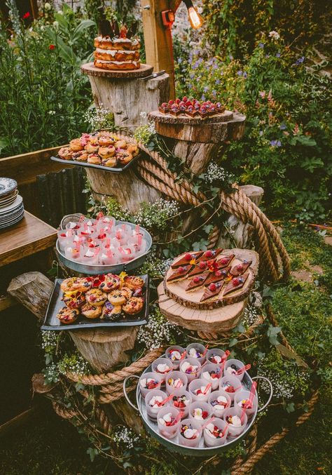 Food diaplay inspiration Country Wedding Foods, Ideas Para Catering, Wedding Food Stations, Enchanted Forest Wedding, Food Stations, Weekend Party, Food Displays, בר מצווה, Grazing Tables