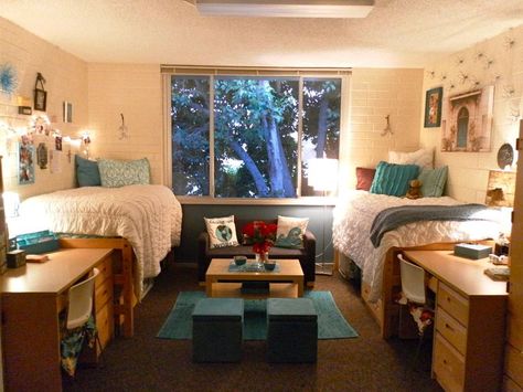 10 College Essentials You Might Not Know About Case A Un Piano, College Living Rooms, Dorm Room Layouts, College Dorm Ideas, Dorm Design, Dorm Room Storage, Dorm Room Hacks, Dorm Sweet Dorm, Cool Dorm Rooms