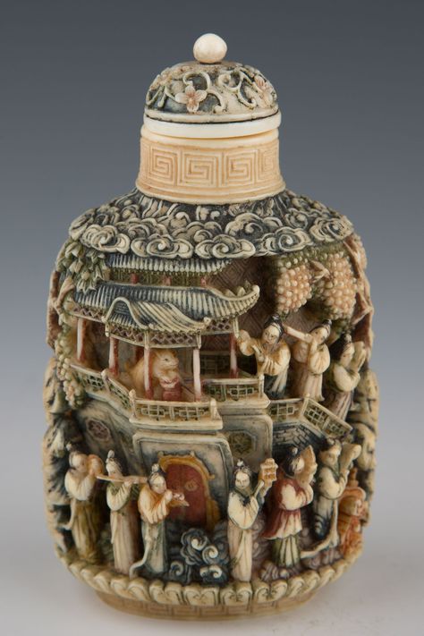 Asian Prints, Chinese Arts And Crafts, Imperial China, Qin Dynasty, Craft Museum, East Asian Art, Golden Red, Antique Bottle, Antique Perfume Bottles