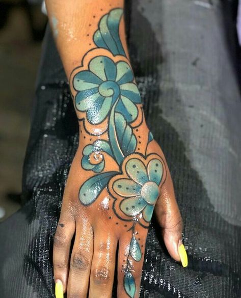 @Areeisboujee Dark Skin Tattoo, Skin Color Tattoos, Hand Tattoos For Girls, Cute Hand Tattoos, Pretty Hand Tattoos, Mandala Wallpaper, Black Girls With Tattoos, Pretty Tattoos For Women, Tattoos For Black Skin