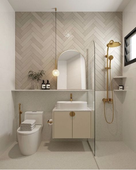 Guest Bathroom Ideas Modern Luxury, Minimalist Bathroom Tile, Small Ensuite Bathroom Ideas, Galley Bathroom, Brushed Gold Bathroom, Ensuite Design, Small Shower, Small Bathroom Layout, Modern Small Bathrooms