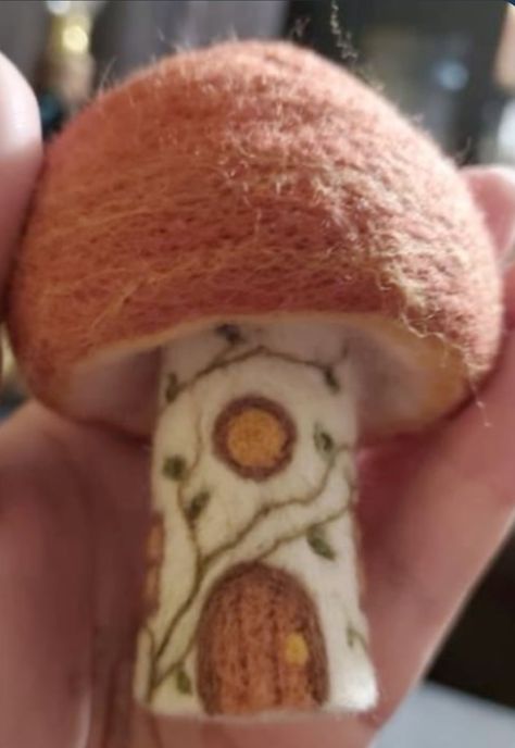 Felted Wool Mushroom, Winter Felting Ideas, Cute Felted Things, Needle Felting Landscape Ideas, Autumn Needle Felting Ideas, Aesthetic Needle Felting, Fall Felting Ideas, Needle Felted Autumn, Christmas Felted Ornaments