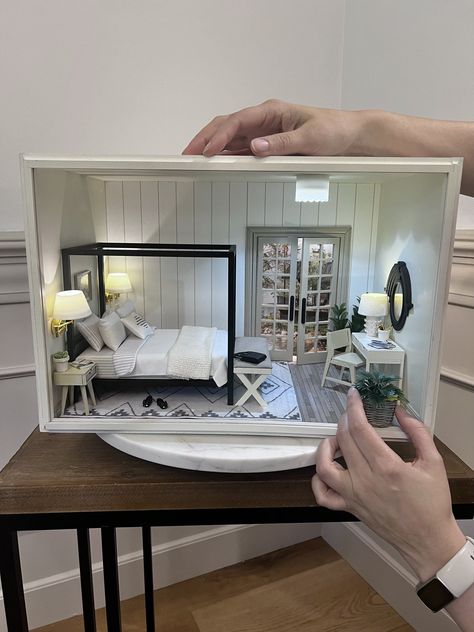 Jessica Cloe Miniatures Room In A Box Project, Mini House Ideas Diy Projects, Bedroom Model Making, Dolls House Inspiration, Doll House Rooms Ideas, Room Box Miniatures Diy, Dollhouse Diy Build, Mini Room Diy, Miniature Houses Model