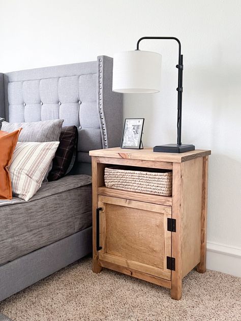 Diy Rustic Nightstand Bedside Tables, Diy Modern Nightstand Ideas, Simple Night Stand Diy, Night Stand Plans Diy, Nightstand With Drawers Diy, How To Make Night Stands, Diy Farmhouse Nightstand Plans, Diy Night Tables Bedroom, Industrial Farmhouse Nightstand