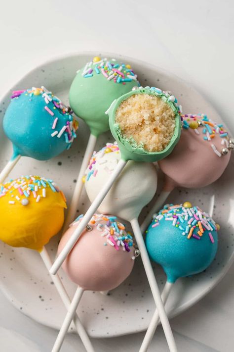 Learn to make homemade cake pops from scratch! This recipe uses made from scratch cake with a secret ingredient and homemade cream cheese frosting. Switch up the candy coating with colors that correlate to the occasion. Here I used spring colors to make Easter cake pops! Easy Cake Pops, Pops Recipes, Easter Cake Pops, Cake Pop Stands, Cookie Bakery, Cake Pops How To Make, Cake Pop Recipe, Easter Baking, Princess Cake