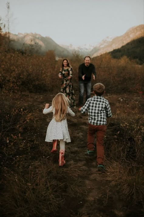 Fall Photoshoot Family, Family Session Poses, Creative Halloween Costume Ideas, Family Photos Outdoor, Outdoor Family Photoshoot, Outdoor Family Portraits, Big Family Photos, Cute Family Photos, Winter Family Photos