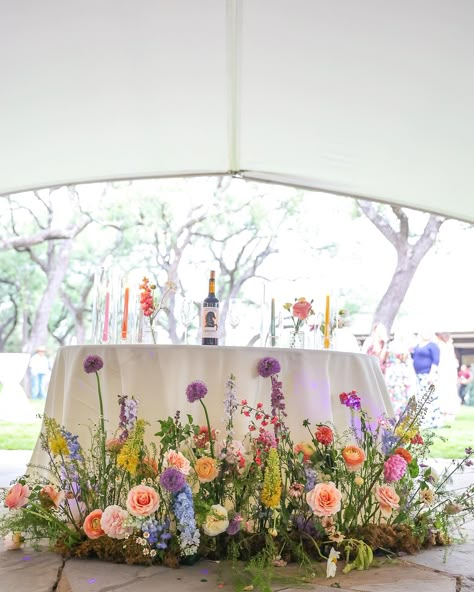 realizing I never posted these from April🌿 still one of my favorite ceremony designs🐝 @lyndsay_photography captured @braycie_ann + Landon’s day SO beautifully🪺🪺🪺 photo : @lyndsay_photography venue : @moonflowerhill keywords: Texas hill country wedding, Texas wedding, bright wildflower wedding, spring wedding, ceremony flower meadow, Texas wedding florist Flower Tower Ideas Wedding, Wild Flower Backyard Wedding, Diy Floral Aisle Runner, Pastel Wildflower Wedding Table, Wildflower Wedding Details, Enchanted Garden Wedding Flowers, Wildflower Wedding Chuppah, Spring Outdoor Wedding Reception, Wildflower Altar Arrangement