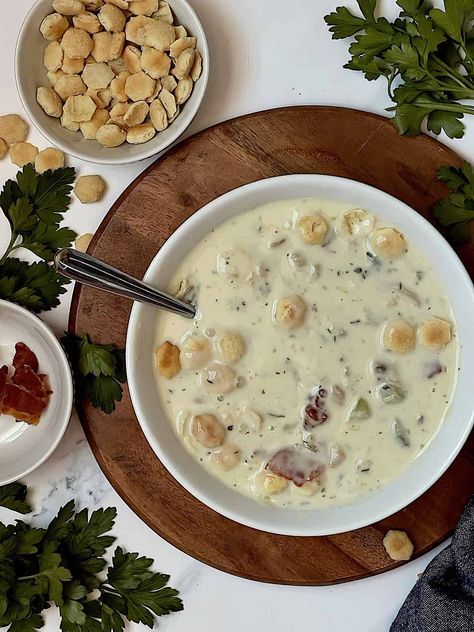 This New England style Instant Pot Clam Chowder is a flavorful, creamy bowl of comfort! It's easy to make in your pressure cooker and tastes fantastic topped with crispy bacon and oyster crackers. Instant Pot Clam Chowder, Tasty Oven, Delicious Instant Pot Recipes, Instant Pot Soups, Instant Pot Dinners, Best Instant Pot Recipes, Salt Pork, Oyster Crackers, Seafood Chowder