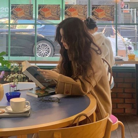 Introvert Girl, Woman Reading, Girl Reading, Academia Aesthetic, Study Inspiration, Book Girl, 가을 패션, Study Motivation, Book Aesthetic