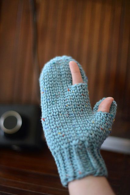 If you live in a cold area and have both a passion for photography and a knack for crocheting, here's a fun project for you: photography mittens. Carmen Ja Crochet Mittens, Mittens Pattern, Crochet Gloves, Wrist Warmers, Knitting And Crocheting, Crochet Stuff, Crochet Accessories, Slip Stitch, Fashion Pictures