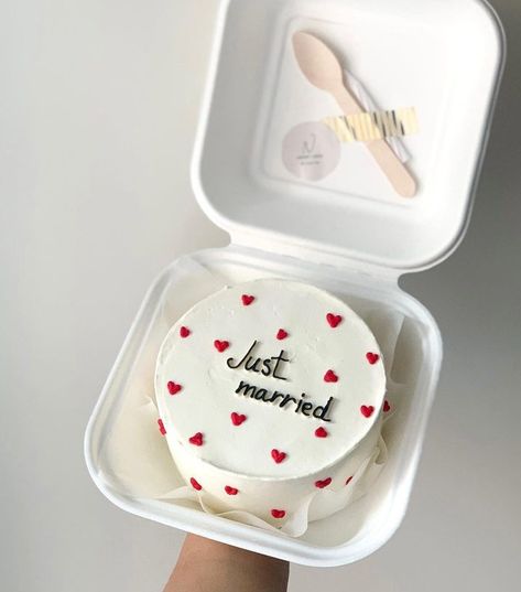 Just Married Mini Cake, Small Just Married Cake, Mini Engagement Cake, Cute Small Wedding Cakes, Just Married Cake Simple, Small Elopement Cake, Wedding Bento Cake, Elopement Cakes, Just Engaged Cake