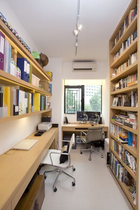 floor to ceiling shelving  long narrow desk - great for a small space office Narrow Office, Small Office Room, Apartemen Studio, Office Room Design, Narrow Rooms, Study Room Design, Small Space Office, Contemporary Home Office, Small Home Offices