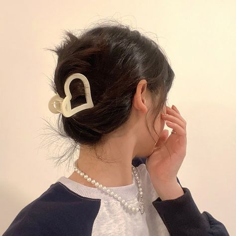 Ponytail Hair Clip, Hair Clip Gift, Claw Ponytail, Birthday Banquet, Dunner Wordend Haar, Minimalist Hair, Morning Beauty Routine, Pretty Jewelry Necklaces, Hair Clamps