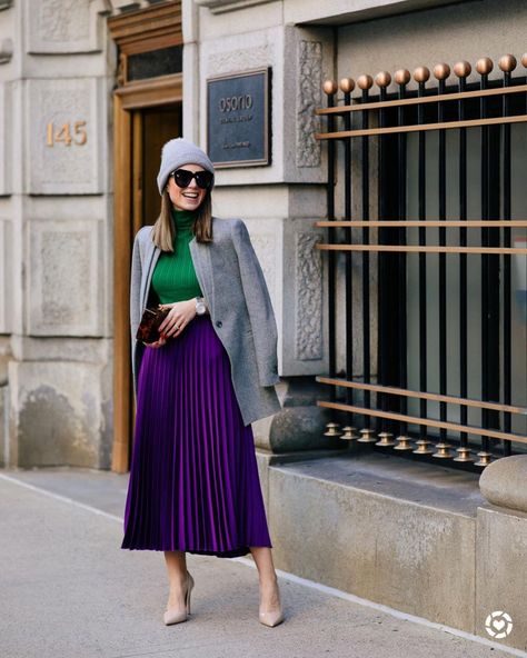 Purple Skirt Outfits 25 Ways To Style A Purple Skirt #skirts #summerstyletrends #outfittrends #chicoutfits Light Purple Skirt Outfit, Dark Purple Skirt Outfit, Purple Pleated Skirt Outfit, Lavender Skirt Outfit, Outfits With Purple, Light Purple Skirt, Dark Purple Skirt, Purple Skirt Outfit, Long Purple Skirt