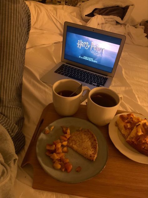 #christmas #nightfall #fall #cosy #chilling #boyfriend #netflixandchill Fall Cosy Aesthetic, Cosy Spring Aesthetic, Cosy Asethic, Cozy Couple Aesthetic Faceless, Cozy Boyfriend Aesthetic, Girly Cozy Aesthetic, Cozy Nights Aesthetic, Chill Evening Aesthetic, Cozy Fall Evening