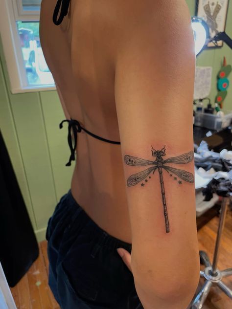 Stick And Poke Dragonfly, Spine Tattoos For Women Dragonfly, Realism Dragonfly Tattoo, Dragon Fly Arm Tattoo, Dragon Fly Knee Tattoo, Dragonfly Bracelet Tattoo, Dragonfly Tattoo On Shoulder, How To Draw A Dragon Fly, Dragonfly Spine Tattoos For Women