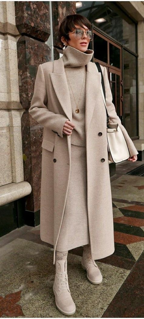 Taupe Monochromatic Outfit, Beige Monochrome Outfit Winter, Minimalist Fall Outfits Women, Ecru Coat Outfit, Taupe Coat Outfit, Biege Outfits, Beige Outfit Winter, Beige Monochrome Outfit, Monotone Outfit