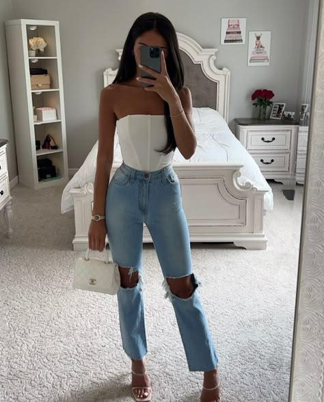 Light Jeans Date Night Outfit, Summer Outfits Bar Night, Outfit Inspo With Heels, Lookbook Outfits Party, Cute Go Out Outfits, Cute Outfits With Jeans And Heels, Outfit Jeans Elegante, Party Outfit Inspo Casual, Cute Party Outfits Jeans