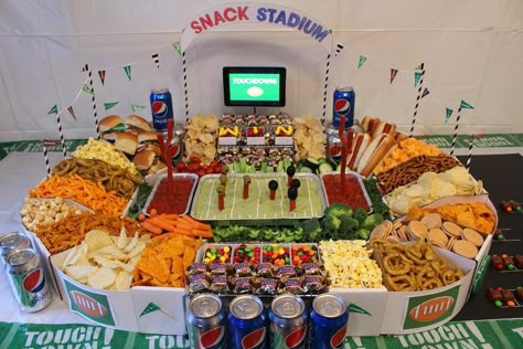 This is another amazing stadium. It was built out of cardboard as well as spice racks for the stairs. Genius. Super Bowl Snack Stadium, Stadium Food, Snack Stadium, Super Bowl Snack, Super Bowl Ideas, Easy Super Bowl, Super Bowl Party Ideas, Superbowl Food, Football Party Foods