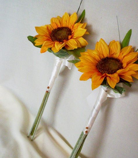 Simple Sunflower Bouquet....i would love to put blue ribbons and pearls around the stem for my bridesmaids :-) Single Sunflower Bouquet, Sunflower Bridesmaid Bouquet, Sunflower Bridesmaid, Rose Bridesmaid Bouquet, October Wedding Flowers, Single Sunflower, Daisy Wedding Flowers, Country Wedding Flowers, Budget Weddings