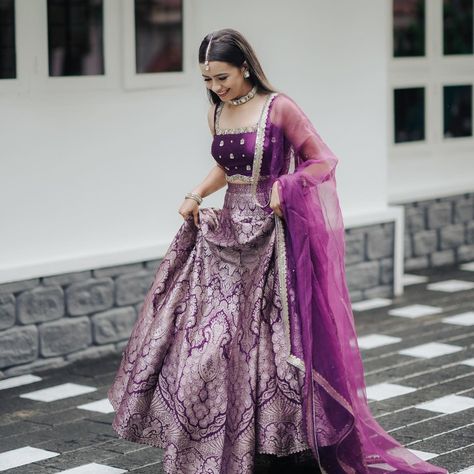 Purple Lehenga For Engagement, Indian Traditional Dresses For Wedding, Lehnga Colour Ideas, Purple Lehenga Look, Lehnga Ideas For Sister Wedding, Celebrity In Lehenga, Purple Lehanga Outfit, Best Lehenga For Sister Wedding, Jewellery Ideas For Lehenga