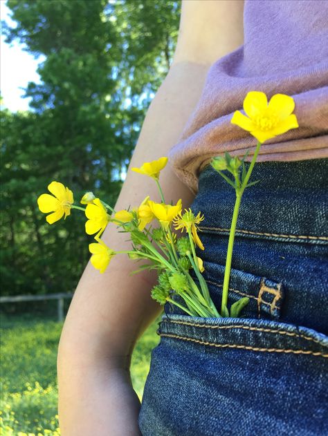 Flower In Pocket, Flower Poses, Mermaid Comic, Jeans With Flowers, Me Taylor Swift, Pocket Full Of Posies, Flower Jeans, Sun Rising, Bella Bella