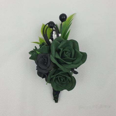 Flower Men Wedding, Green Wedding Hair, Green Boutonniere, Men Wedding Accessories, Floral Boutonniere, Wedding Planning Boards, Flower Men, Black And Green Dress, Wedding Boutonnieres