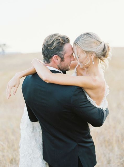 6 Helpful Tips for Writing Your Wedding Vows ❤️ Writing Wedding Vows, Wedding Photography Detail Shots, Bride And Groom Kiss, Wedding Flatlay, Bride Groom Poses, Wedding Detail Shots, Rustic Wedding Photography, Barn Wedding Photos, Wedding Photography Bride And Groom