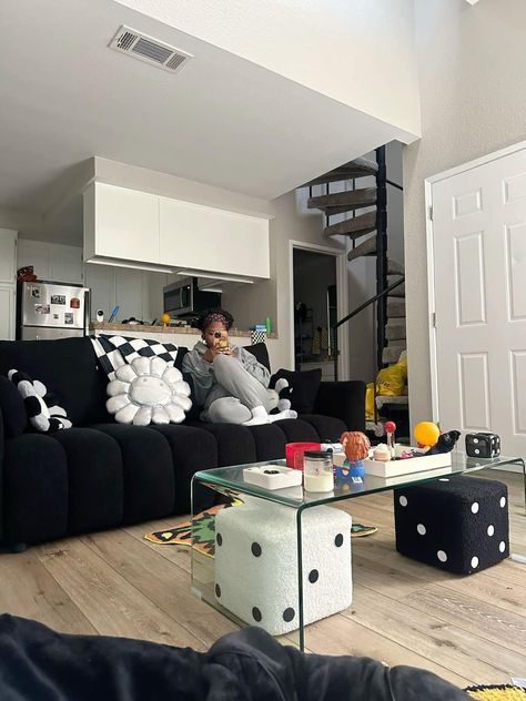 Bauhaus Eclectic, First Apartment Goals, Apartment Decorating Living, Girly Apartment Decor, First Apartment Decorating, My First Apartment, Apartment Goals, Apartment Living Room Design, Dream Apartment Decor