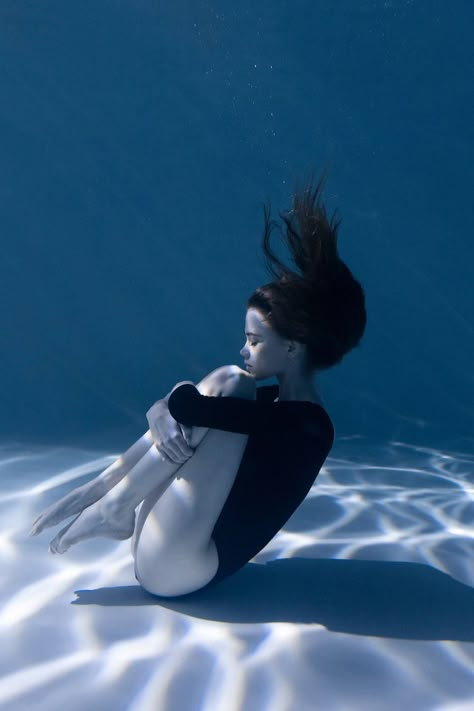 Underwater Poses, Underwater Hair, Underwater Shoot, Girl Under Water, Underwater Drawing, Underwater Photoshoot, Underwater Model, Mermaid Pose, Underwater Portrait