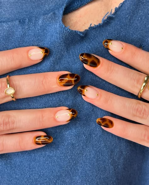 tortoise shell print🤎✨ • • • • #nailsxkay #nailsnailsnails #ibdgel #hardgel #structuredmanicure #prettynails #trendynails #naildesign #nailart #nailextentions #bombnails #baddienails #nailinspo #pinterestnails #trendynails #explore #explorepage #scvnails #calinails #LAnails #fallnails #nailsofinstagram #tortoiseshell #cheetahprint #frenchtip #naturalnails #buildergelnails Biab Nails Tortoise Shell, Nail Inspo Turtle Shell, Subtle Cheetah Nails, Short Nail Designs Tortoise Shell, Calico Nails Design, Scale Nails Designs, Tortoise Valentine Nails, Tortoise Gel Nails, Blooming Gel Tortoise Shell