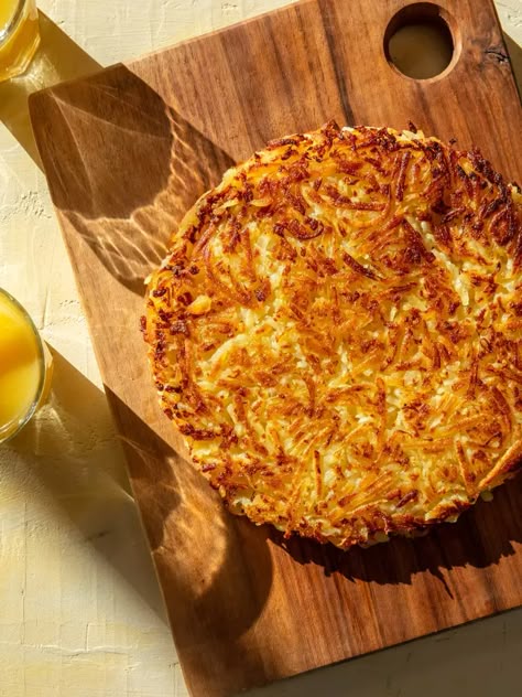 Rosti Potatoes, German Potato Cakes, Potato Rosti Recipe, Rosti Recipe, Potato Cake Recipe, Tartiflette Recipe, Potato Rosti, Best Roast Potatoes, Crispy Roasted Potatoes