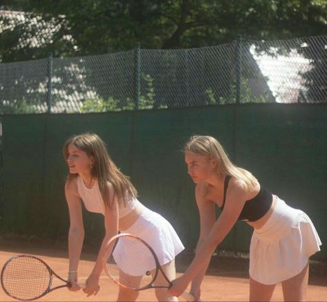 Girly Tennis Aesthetic, Summer Sports Aesthetic, Tennis Core Aesthetic, Aesthetic Tennis Pictures, Tenis Outfits Sport, Tenis Aesthetic Sport, Playing Tennis Aesthetic, Tennis Aesthetic Outfit, Tennis With Friends