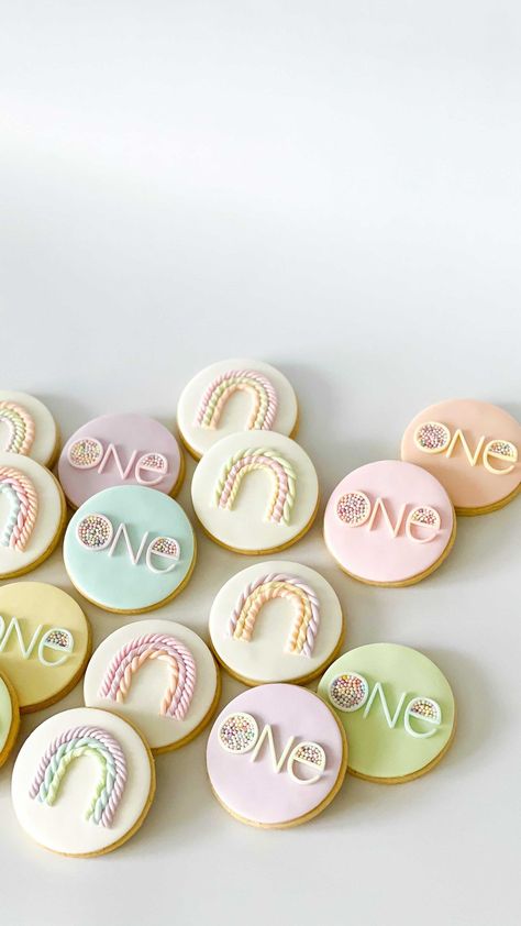 Rainbow Fondant Cookies, 1st Birthday Biscuits, Fondant Cookies Birthday, Cookie Moodboard, Fondant Cookies Ideas, Fondant Sugar Cookies, Fondant Biscuits, 1st Birthday Cookies, Fondant Numbers