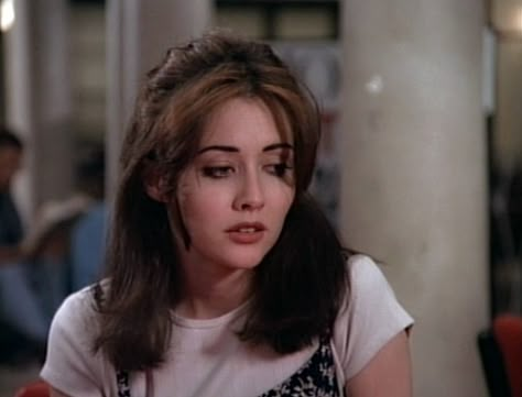 Brenda Walsh Outfits, Shannon Doherty, 90210 Fashion, Brenda Walsh, Shannen Doherty, Beverly Hills 90210, 90s Looks, Brunette Girl, Hair Inspo Color