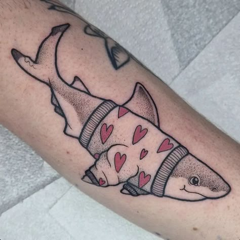 Shark tattoos represent power and strength and can help you gain self-confidence. If you like them, these simple and realistic tattoos are for you. Tattoos For Men And Women, Tatoo Inspiration, Funky Tattoos, Shark Tattoo, Pieces Tattoo, Shark Tattoos, Funny Tattoos, Time Tattoos, Little Tattoos