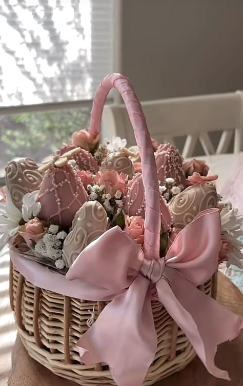 Strawberries And Flowers Bouquet, Chocolate Covered Strawberries Arrangement, Dessert Basket Gift Ideas, Flower And Strawberry Bouquet, Strawberry Arrangement Ideas, Dessert Box Aesthetic, Dessert Gift Basket, Dessert Basket, Pink Gift Basket