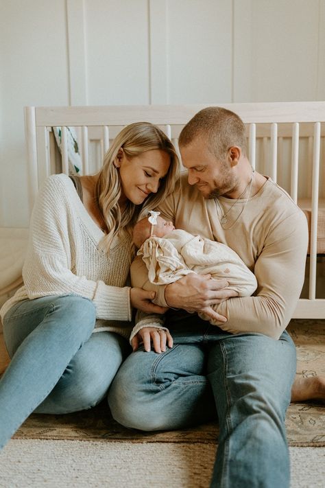 Family Photos Baby, Newborn Photo Ideas, Newborn Family Pictures, In Home Newborn Session, Foto Newborn, Lifestyle Newborn Photos, Newborn Family Photography, Baby Pictures Newborn, Newborn Family Photos