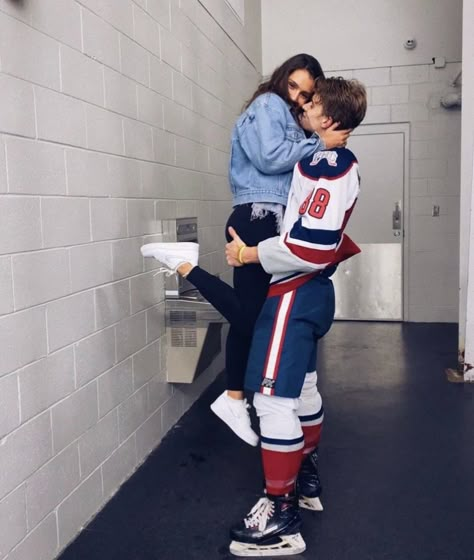 Hockey Couples, Hockey Couple, Hockey Boyfriend, Hockey Bf, Hockey Girlfriend, Hockey Wife, Hockey Romance, Hot Hockey Players, Couples Vibe