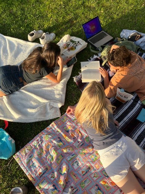 Friends Group Vision Board, Group Picnic Aesthetic, Fall In College Aesthetic, Study Outdoor Aesthetic, Study Picnic Aesthetic, Spring With Friends Aesthetic, Group Study With Friends Aesthetic, Spring Things To Do With Friends, Studying In Summer