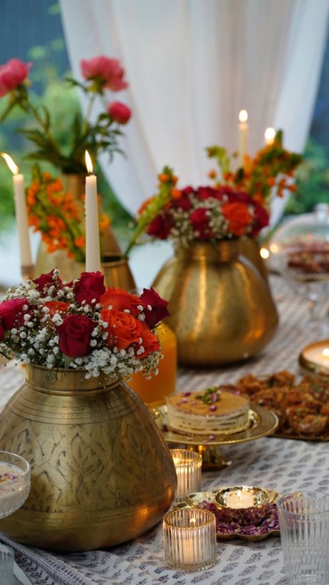 Ethnic Table Dinner Decor Idea. Golden Opluence. image by Aamir Naveed Diwali Table Decor Ideas, Diwali Table Decorations At Home, Diwali Buffet Table Decor, Table Decor Diwali, Indian Dinner Decorations, Table Decorations Diwali, Diwali Party Table Decor, Diwali Vase Decoration, Festive Home Decor Indian