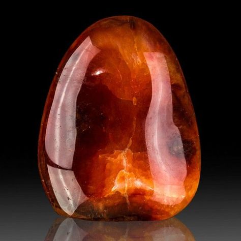 Red orange carnelian from Madagascar. Sacred Woman, Gems Crystals, Orange Gem, Carnelian Jewelry, Carnelian Crystal, Mineral Spirits, Power Stone, Orange Crystals, Carnelian Stone