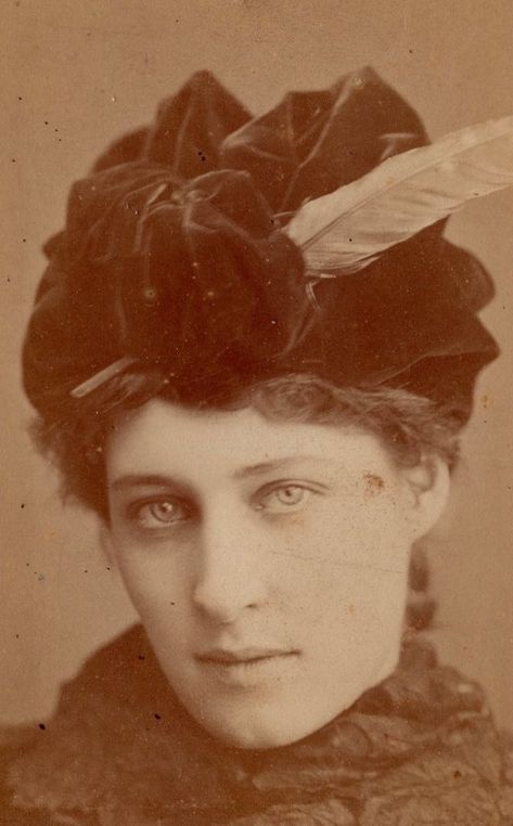 The Jersey Lily: 40 Glamorous Photos of Lillie Langtry in the Late 19th Century ~ Vintage Everyday Lillie Langtry, Lina Cavalieri, Sarah Bernhardt, John Everett Millais, The Old West, Victorian Women, Vintage Portraits, Silent Film, Edwardian Era