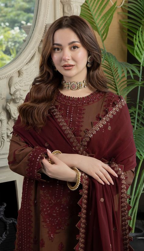 Pakistani Suits Hania Amir, Ethinic Poses For Women, Hania Amir Dresses Casual, Hania Amir Makeup Look, Hania Amir Dresses Suit, Haniya Amir, Hania Aamir, Maroon Outfit, Pakistani Women Dresses