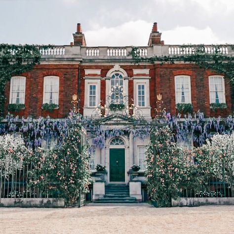 Obama House, Bridgerton House, Bridgerton Birthday Party, Mint Green Walls, Vanderbilt Mansions, Monochromatic Color Scheme, Casa Vintage, Brick Facade, Luxury Destination Wedding