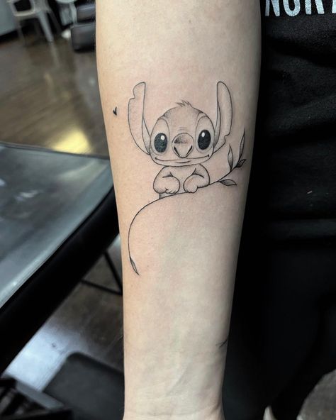 Lilo & Stitch from the movie. "Ohana means family, and family means nobody is left behind or forgotten." Lilo And Nani, Lilo And Stitch Tattoo, Ohana Tattoo, Minimalistic Tattoo Ideas, Hip Thigh Tattoos, Stitch Tattoo, Minimalistic Tattoo, White Ink Tattoo, Simple Stitch