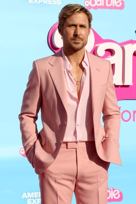 Ryan Gosling Barbie Premiere 2023 Coral Suit Light Pink Groom Suit, Salmon Suit Men, Pink Suit Wedding, Simon Fairchild, Ryan Gosling Pink Suit, Ryan Gosling Barbie Icon, Ryan Gosling As Ken, Ryan Gosling In Barbie, Ryan Gosling Suit