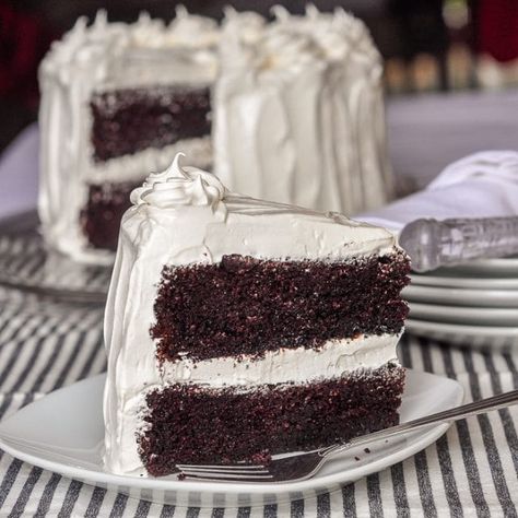 Black and White Cake. An all time kid favourite among our family and friends. A easy one-bowl chocolate cake covered in plenty of fluffy marshmallow frosting is sure to please kids of all ages. #birthdaycake #homemadecakerecipes #oldfashionedrecipes Easy 2 Layer Cake, Chocolate Cake With White Icing, Funnel Cake Toppings, Double Layer Chocolate Cake, Easy Funnel Cake, Hersheys Chocolate Cake Recipe, Funnel Cake Recipe Easy, Small Chocolate Cake, Desserts To Sell