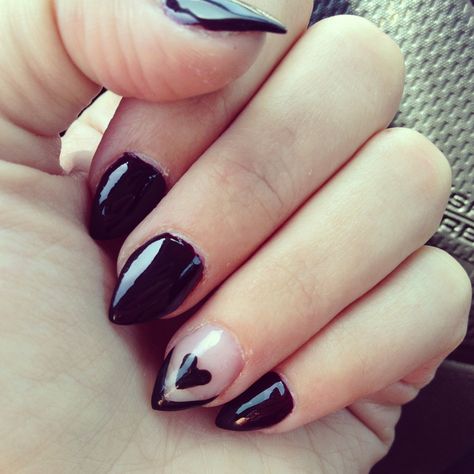 New claws! Short pointed nails - I'm really starting to like this. Short Pointed Nails, Pointy Nail Designs, Stiletto Nails Short, Pointy Nails, Claw Nails, Goth Nails, Pointed Nails, Stiletto Nails Designs, Super Nails