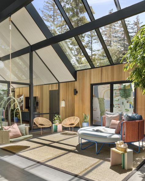 interior of renovated Palo Alto Eichler home Retractable Glass Doors, Joseph Eichler, Eichler Homes, Cedar Siding, Roof Structure, California Cool, Architect House, Elegant Interiors, Livingston